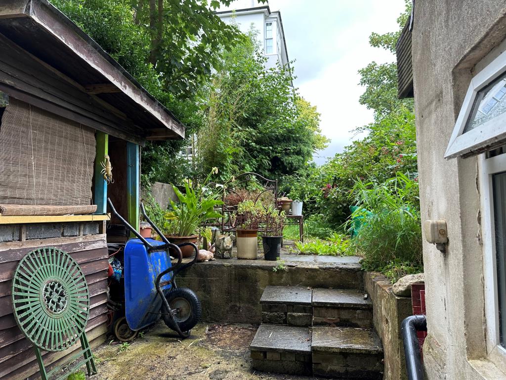 Lot: 130 - BLOCK OF FIVE FLATS FOR INVESTMENT - Basement Flat Garden